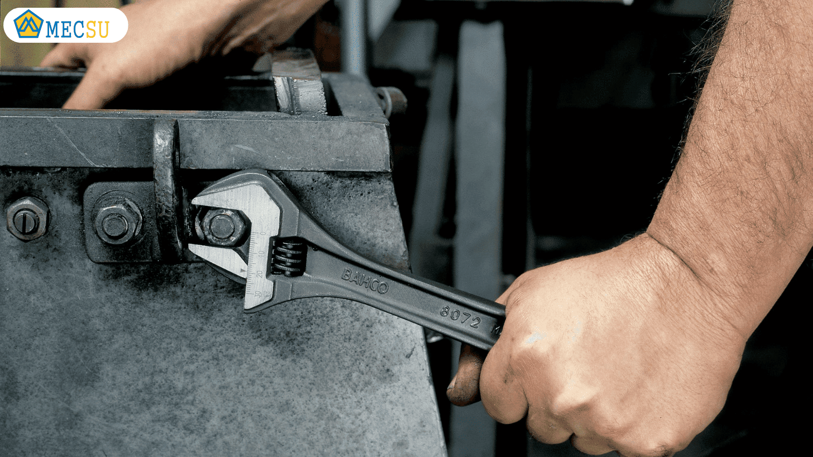 Thân dụng cụ nằm trên cùng mặt phẳng với trục ren